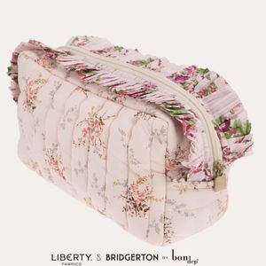 Hovedbilde Toalettveske Garden Blooms - stor med volanger 