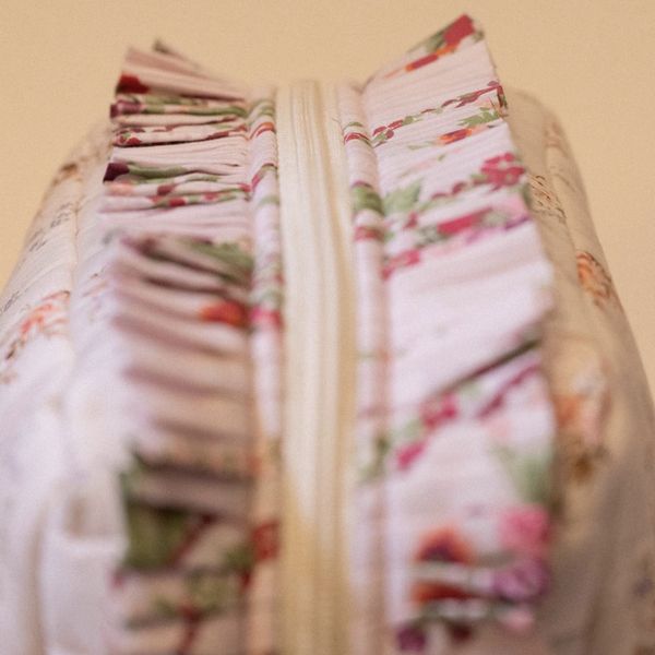 Toalettveske Garden Blooms - liten med volanger 