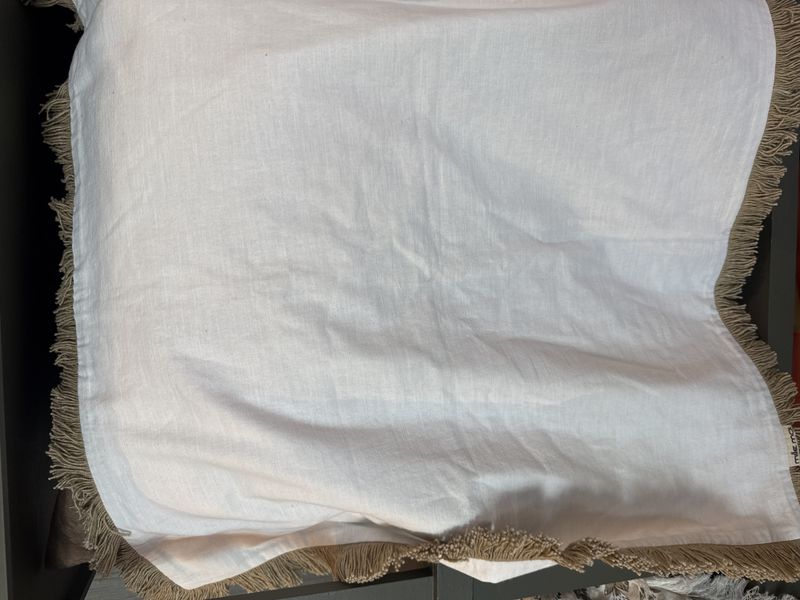 Putetrekk Sarah 60*60cm hvitt med beige frynser
